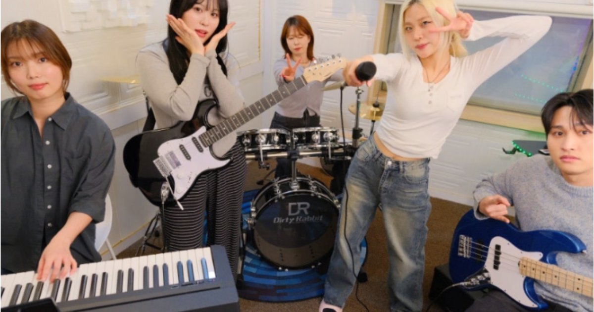 민트색 벽 합주실에서 건반, 전자기타, 드럼, 베이스 앞에 선 여섯 명이 카메라를 보며 손동작을 하는 모습